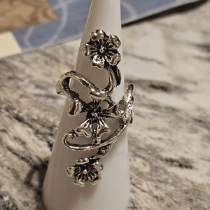 Silvertone flower ring size 6.5